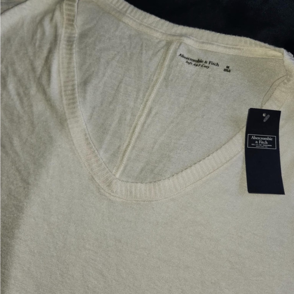 Abercrombie and Fitch Boyfriend Tee size Medium NWT - Picture 4 of 5